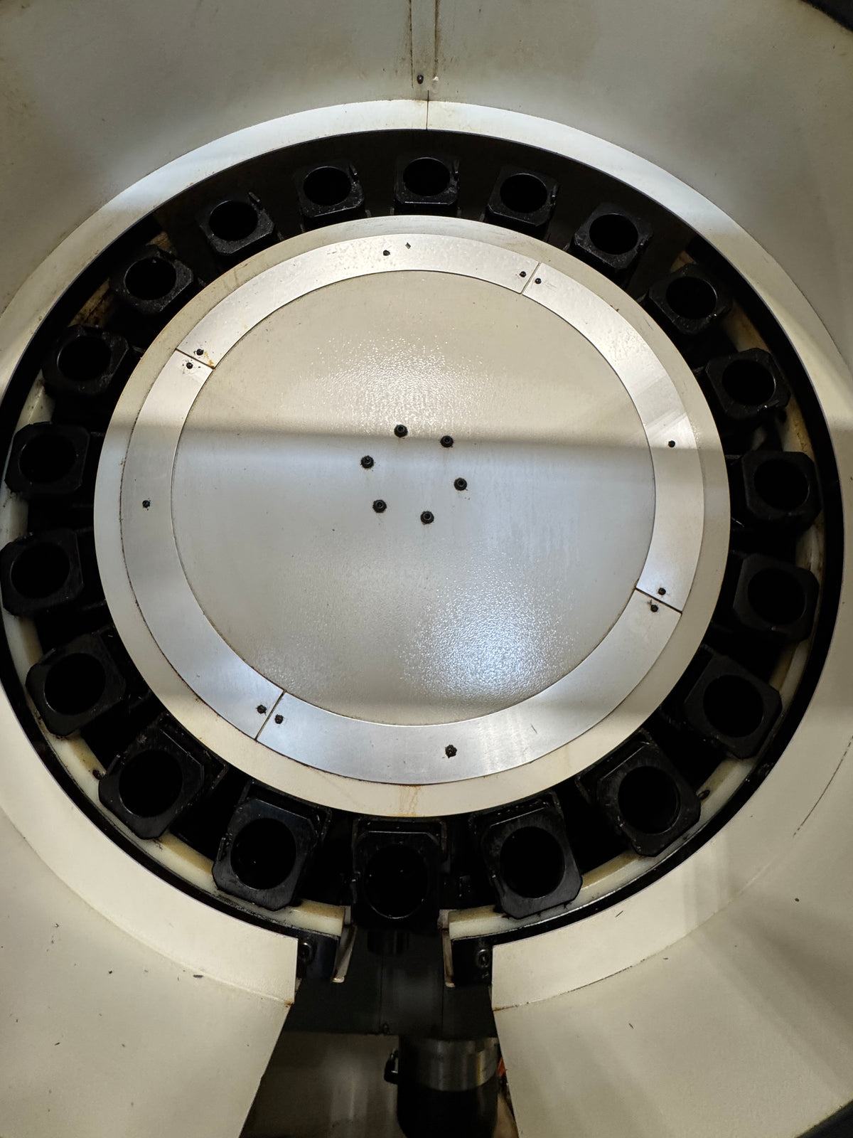 YCM FV560A CNC vertical milling machine with BT40 spindle and FANUC control – Stan Canada