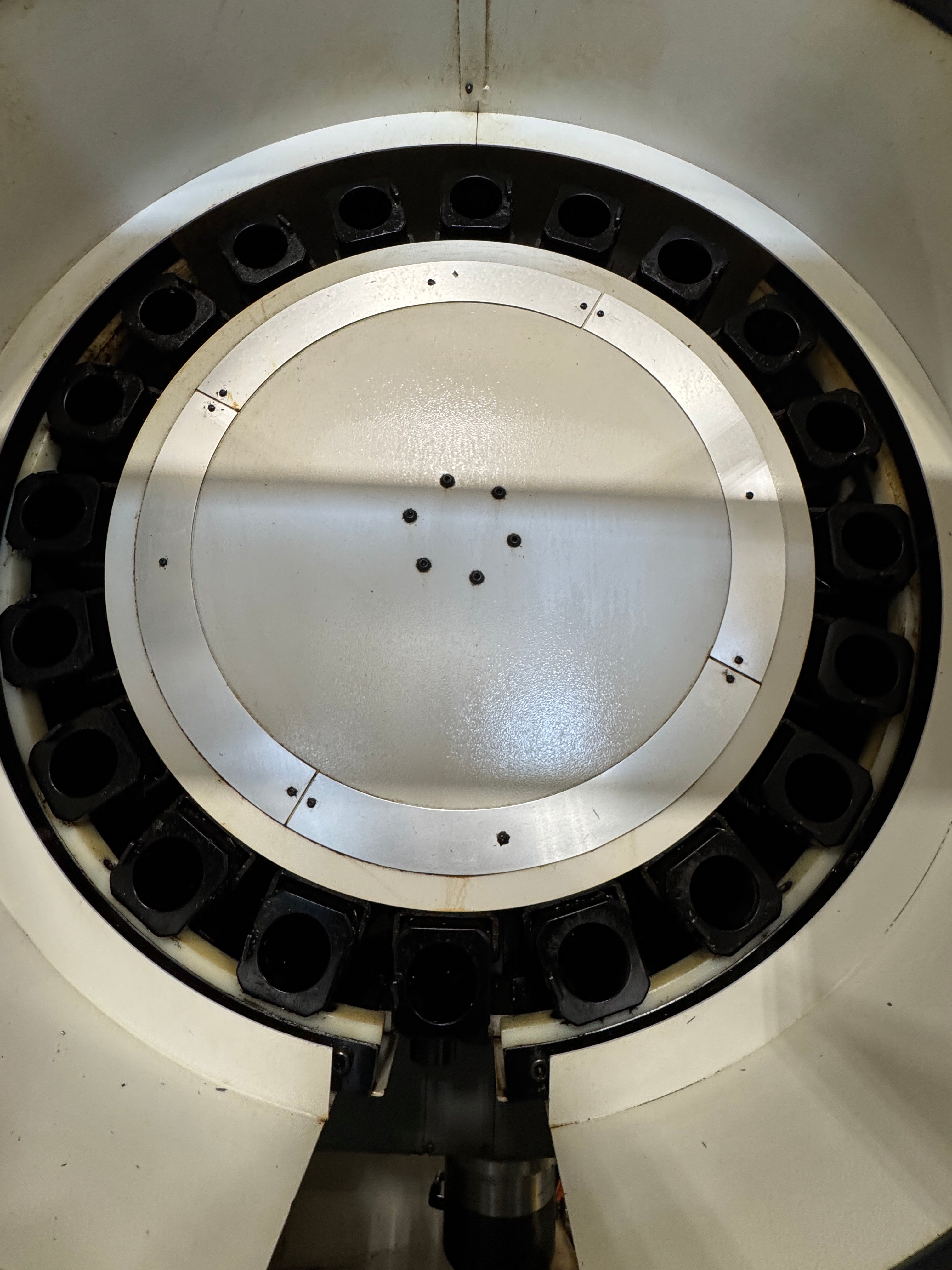YCM FV560A CNC vertical milling machine with BT40 spindle and FANUC control – Stan Canada