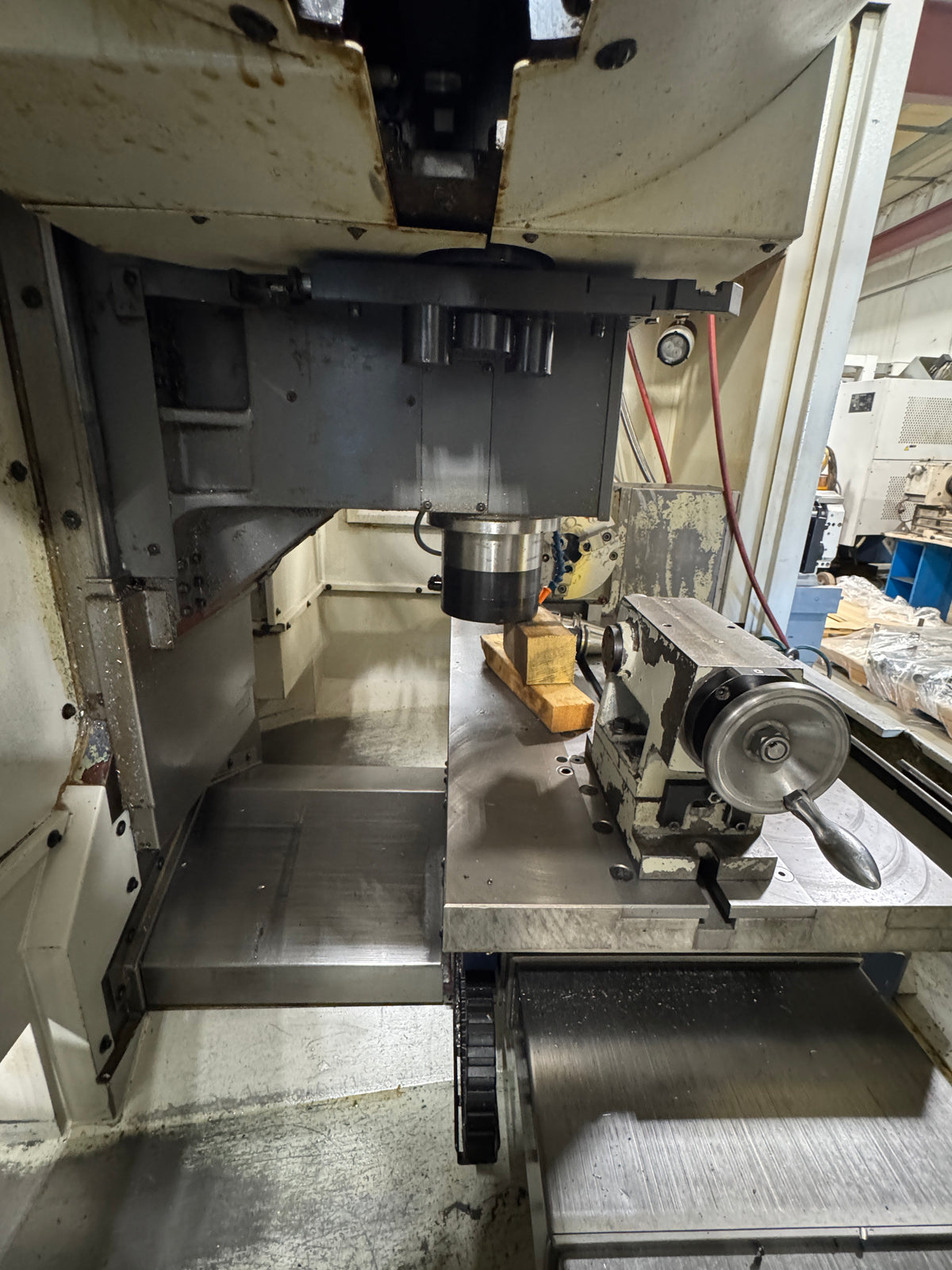 YCM FV560A CNC vertical milling machine with BT40 spindle and FANUC control – Stan Canada