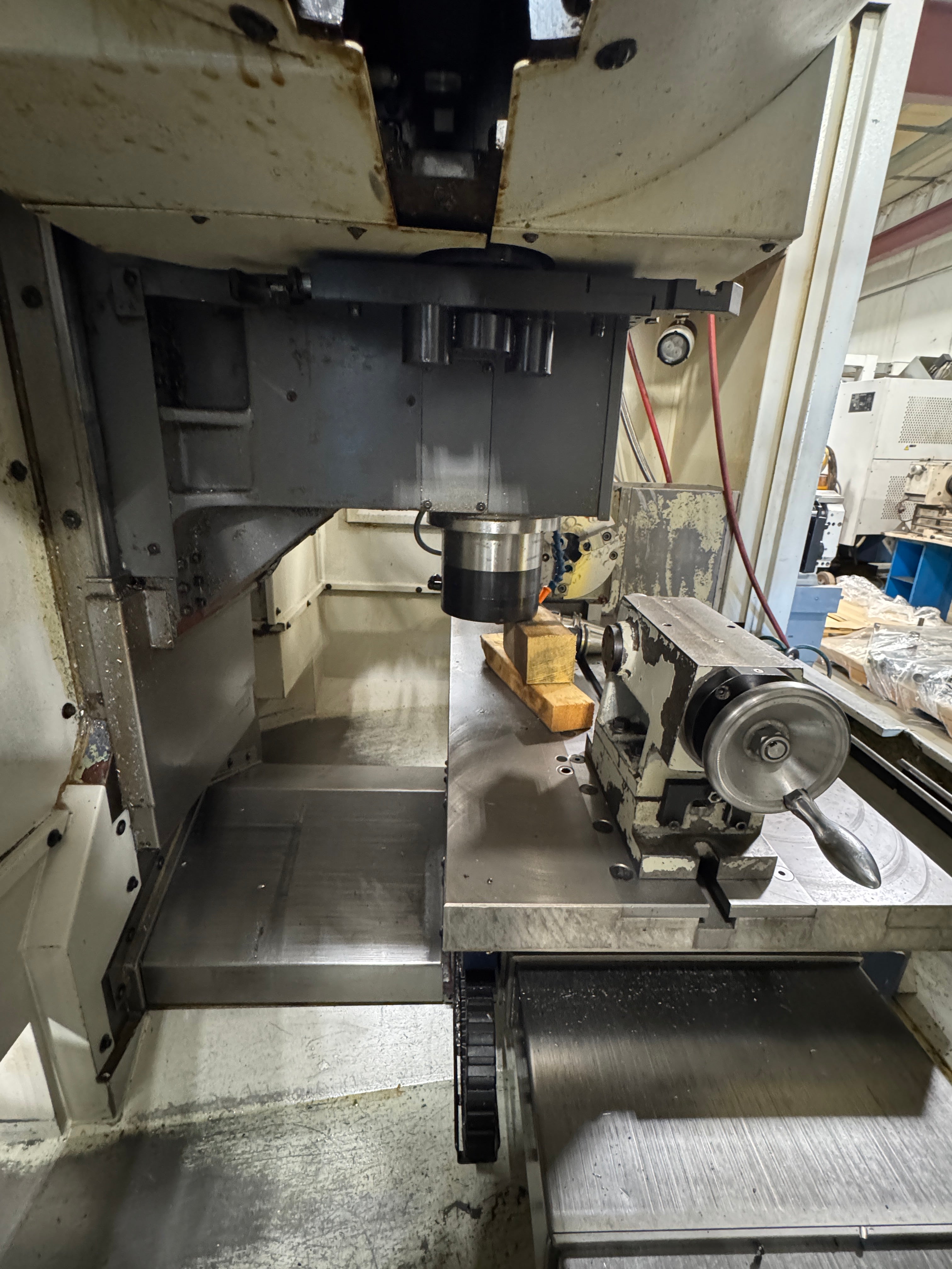 YCM FV560A CNC vertical milling machine with BT40 spindle and FANUC control – Stan Canada