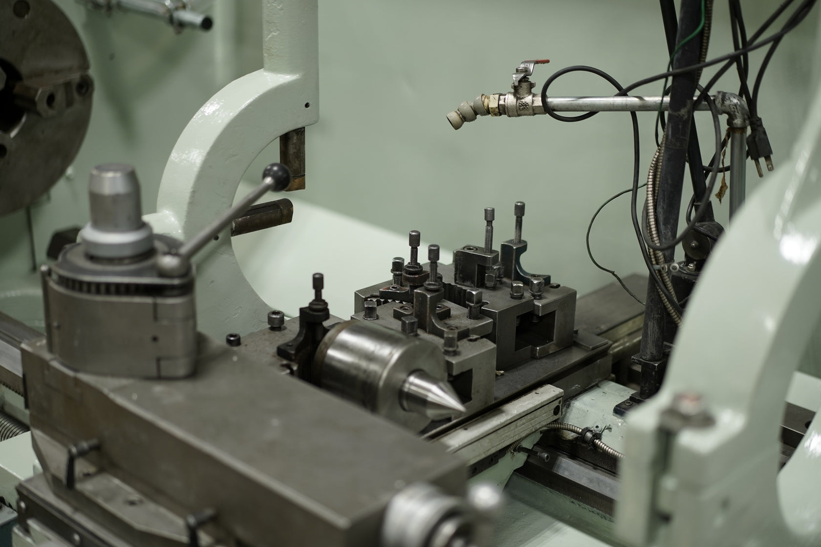 Modern 560 x 2000 Manual Lathe Stan Canada