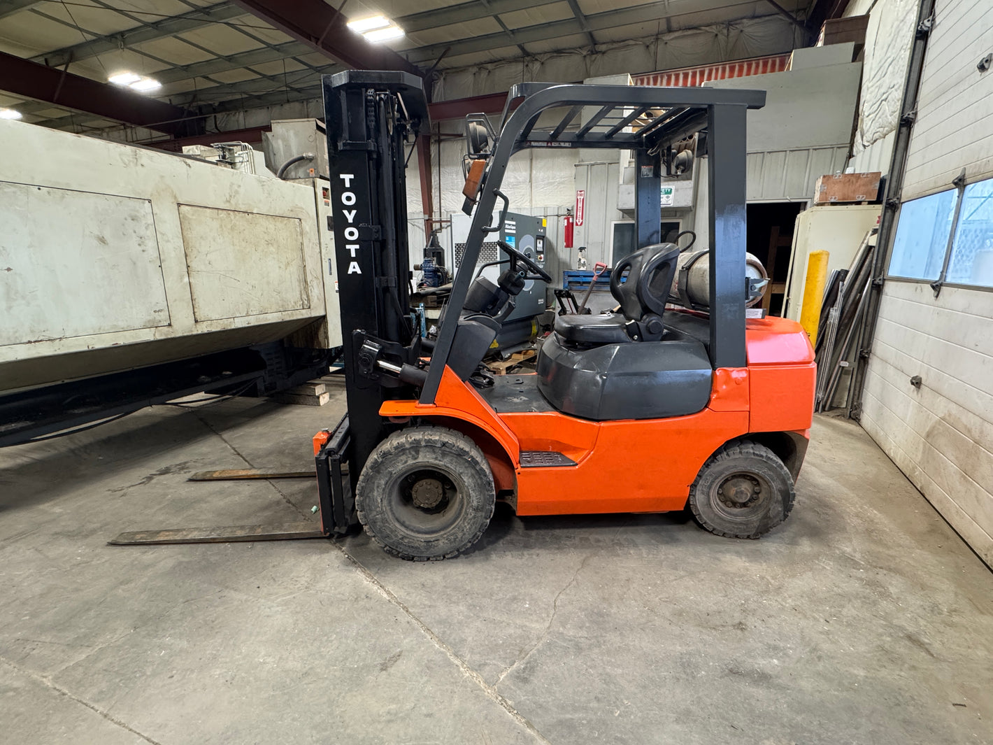 Toyota 7FGU25 pneumatic forklift with 4500 lb capacity and compact 7 ft turning radius – Stan Canada Modern